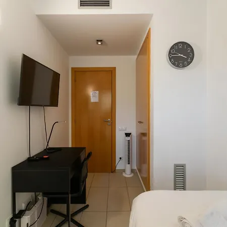 Fira Gran Via 2 - Private In A Shared - Privadas En Compartido Camping L'Hospitalet de Llobregat
