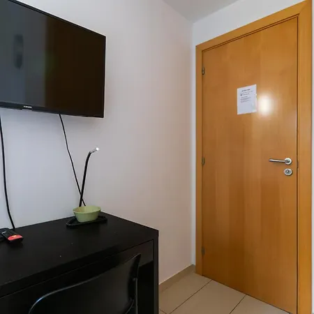 Campsite Fira Gran Via 2 - Private In A Shared - Privadas En Compartido